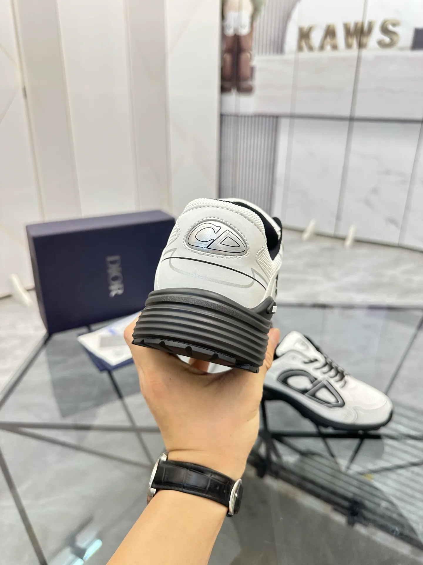 Men's shoes: 💰P400¥ Available in Guangzhou Product trademark: Dior* "Dior*" low-top casual shoes Regular size: 35-46 (can be customized to 47) Couple style Product materials: Upper imported cowhide stitched with original fabric, breathable lining, ultra-light foam original outsole. No.: 007